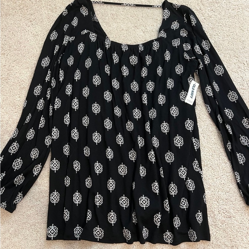 NWT Old Navy Black and White Geometric Blouse M Tall